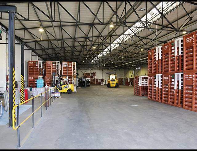 2,100M² FACTORY TO LET IN RACING PARK